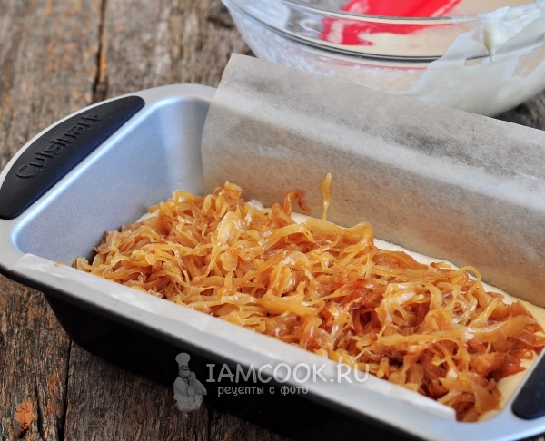 Выложить на тесто начинку