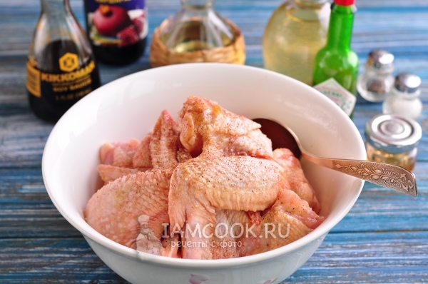 Всыпать специи и влить маринад