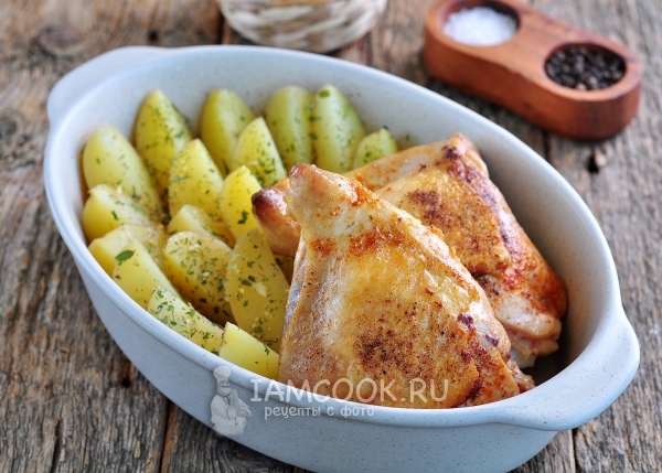 Положить картофель и курицу в форму