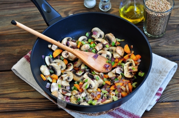 Положить зелень и грибы