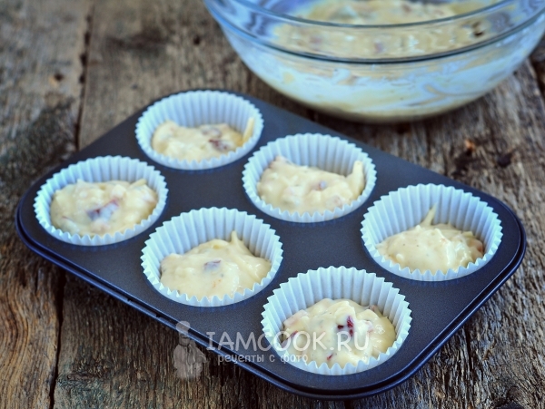 Разложить тесто по формочкам