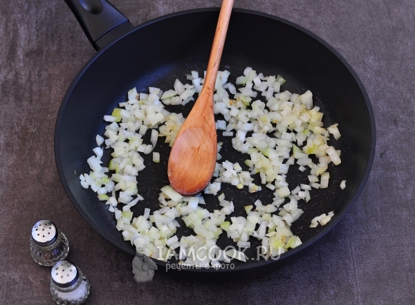 Обжарить лук