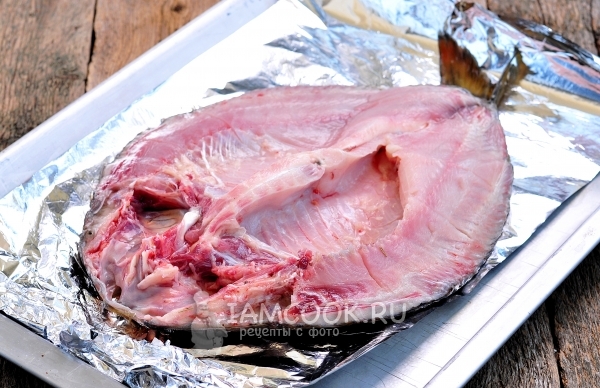 Положить рыбу на фольгу