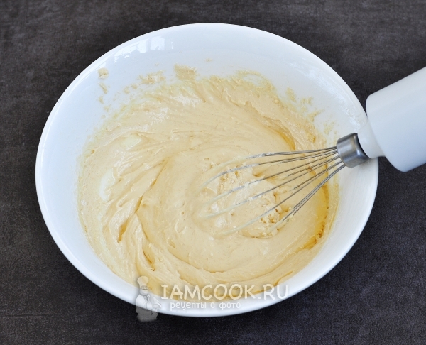 Взбить массу венчиком