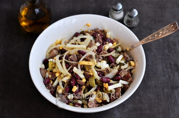 Рецепт салата с печенью и фасолью