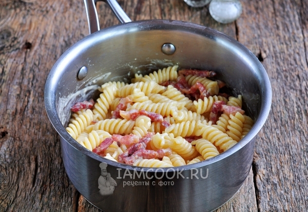 Влить сливочный соус