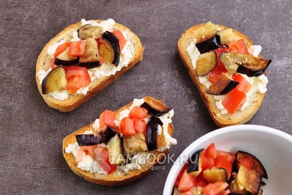 Положить баклажаны с помидорами