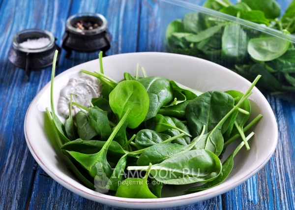 Положить в тарелку листья салата