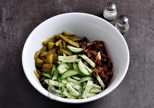 Положить свежие огурцы