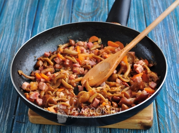 Потушить грибы с овощами и ветчиной