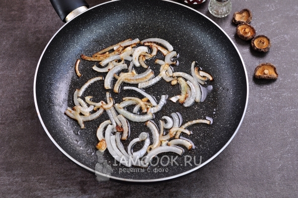 Обжарить лук