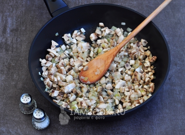 Положить грибы