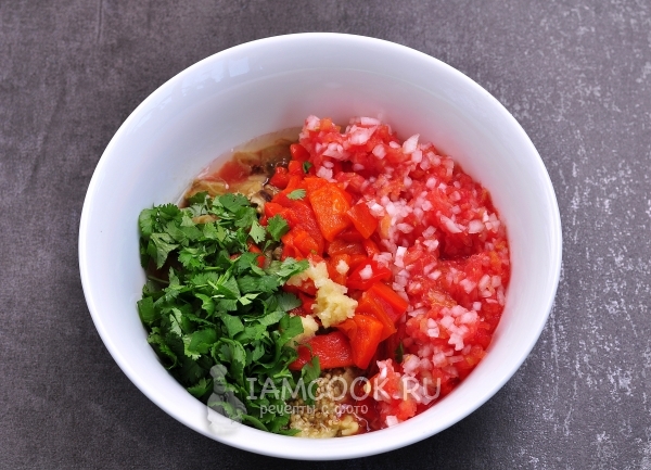 Добавить помидоры, лук и зелень