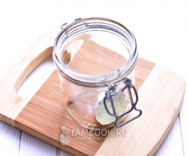 Положить в банку перец и лавровый лист