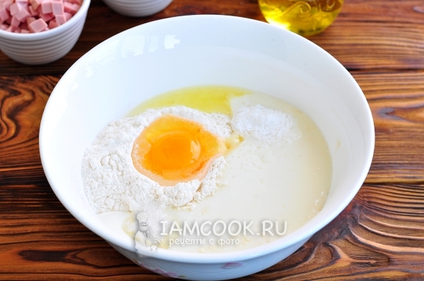 Соединить муку, яйцо и кефир
