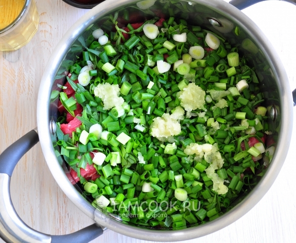 Добавить лук, кинзу и чеснок