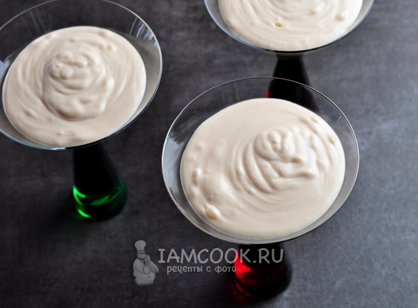 Положить творожную массу в креманки