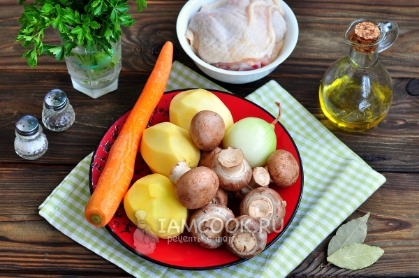 Ингредиенты для грибного супа из шампиньонов на курином бульоне