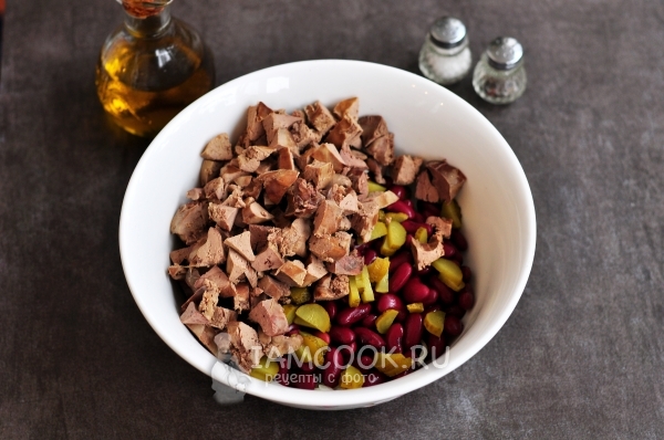 Положить печень в салат