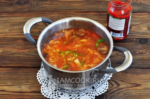 Положить томатный соус