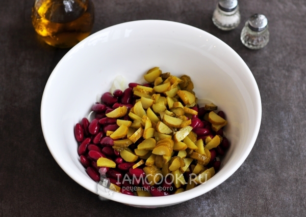 Положить огурцы