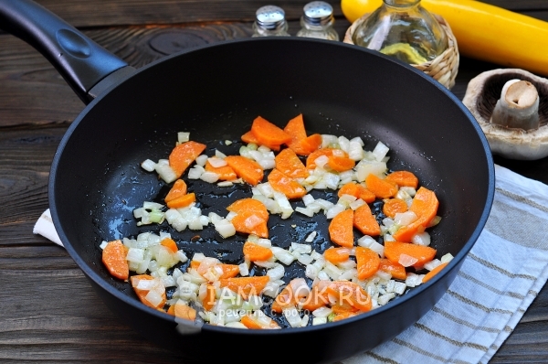Обжарить морковь с луком