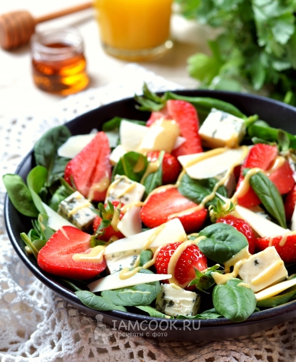 Фото салата из клубники и голубого сыра