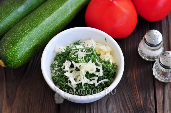 Соединить майонез, сметану, зелень и чеснок