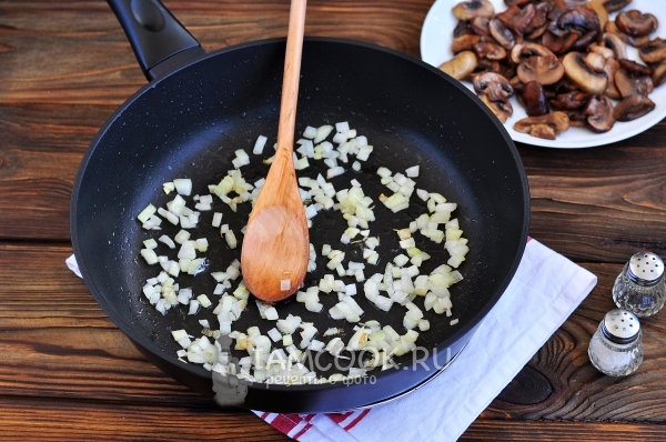 Обжарить лук