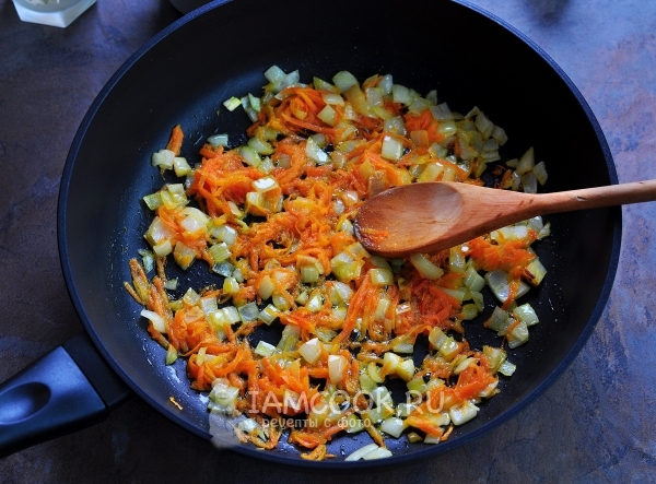 Обжарить лук с морковью
