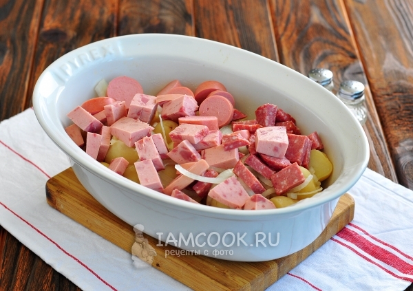 Положить на картофель колбасу
