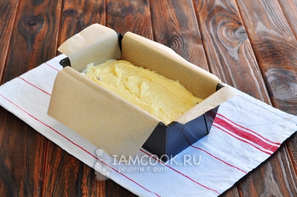 Выложить тесто в форму