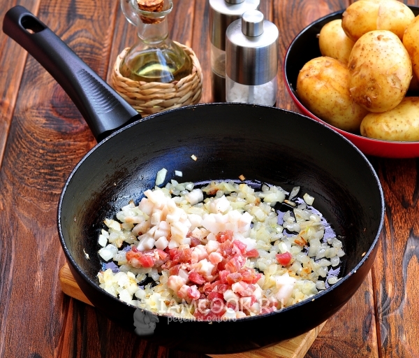 Обжарить лук с беконом и салом