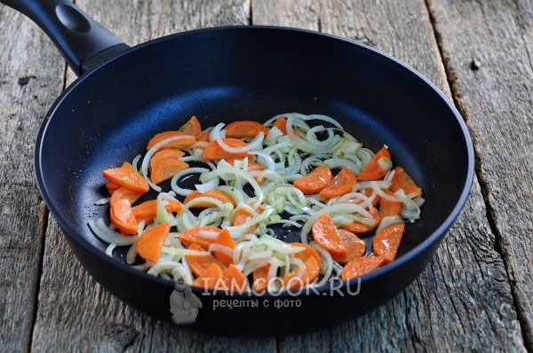 Обжарить лук с морковью