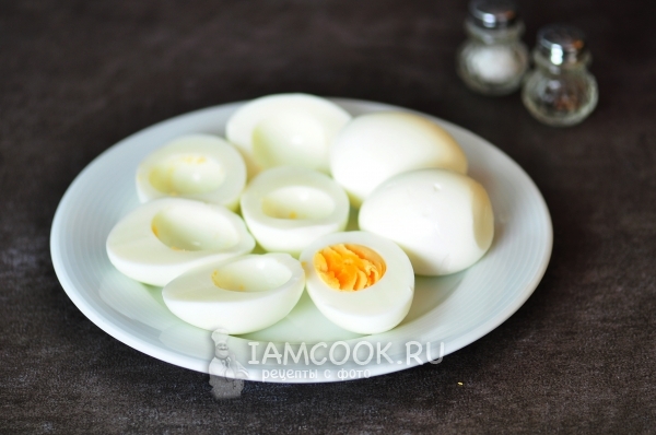 Разрезать яйца пополам