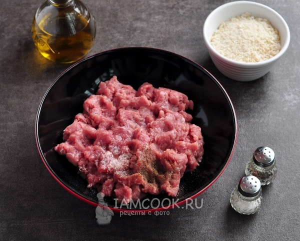 Всыпать в фарш соль и перец