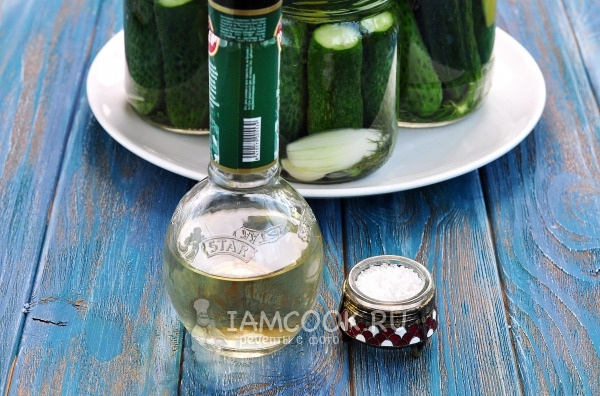 Добавить уксус, соль и сахар