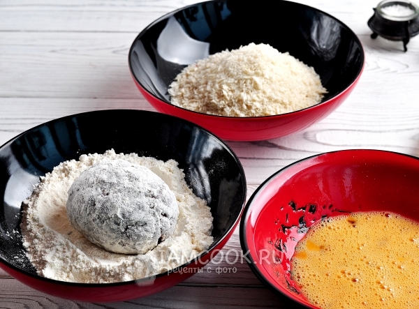 Обвалять котлеты в муке