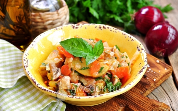 Фото овощного рагу с капустой и картошкой