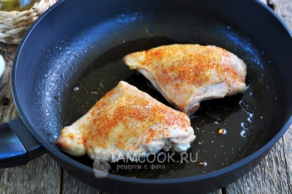 Посыпать приправой и солью