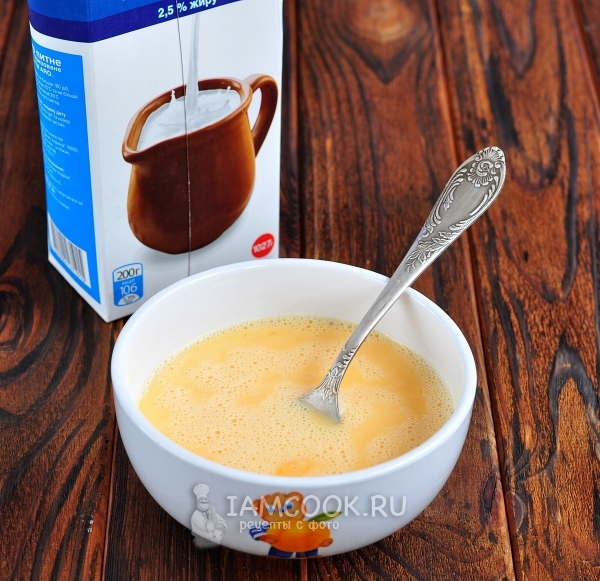 Взбить яйца с молоком