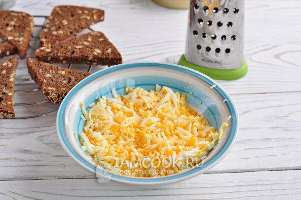 Измельчили отваренные яйца