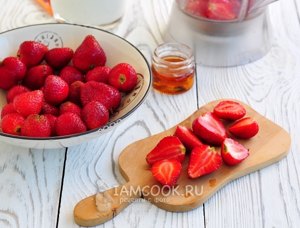 Разрезать клубнику пополам