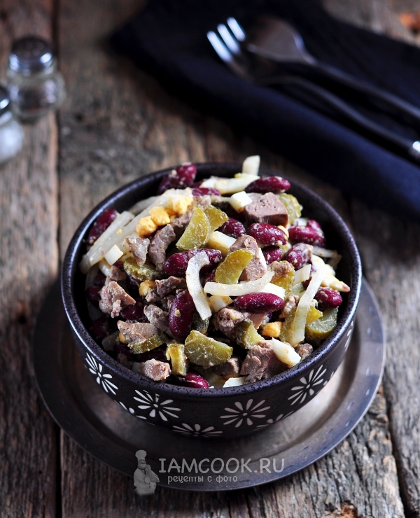 Фото салата с печенью и фасолью