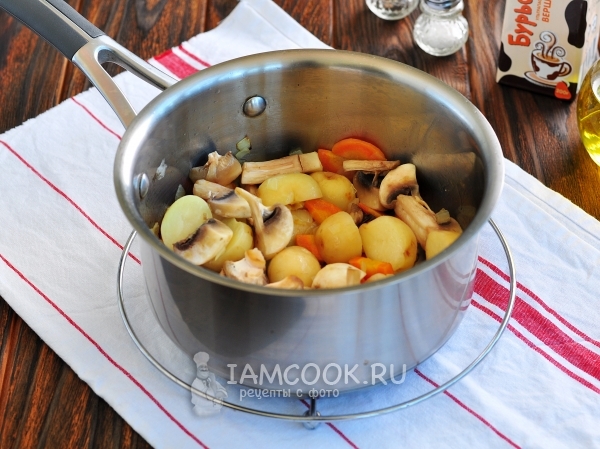 Положить картофель и грибы