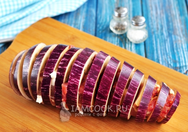 Выложить бекон между кружочками баклажана