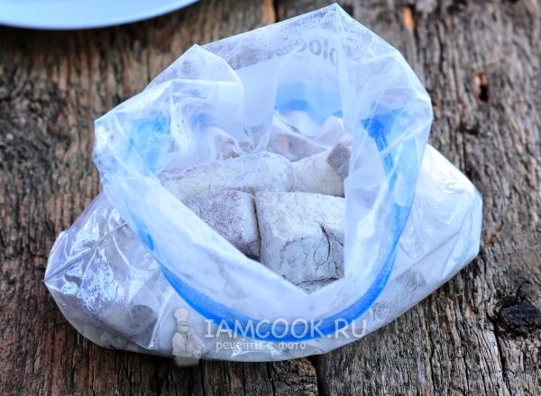 Запанировать мясо в муке