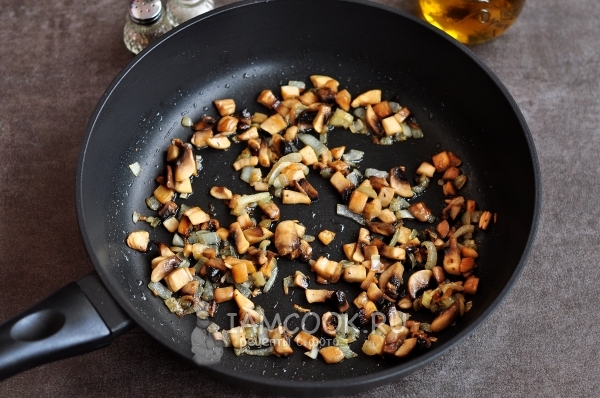 Обжарить лук с грибами
