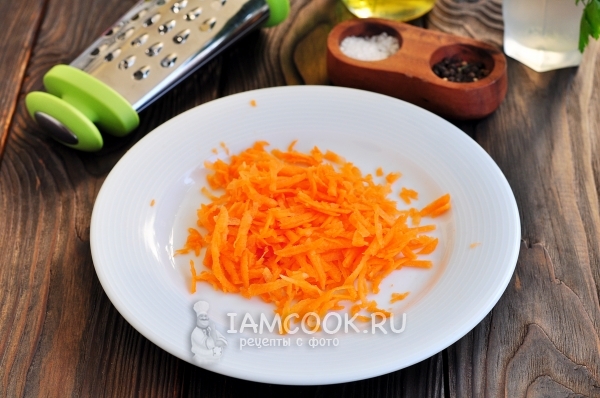 Натереть морковь