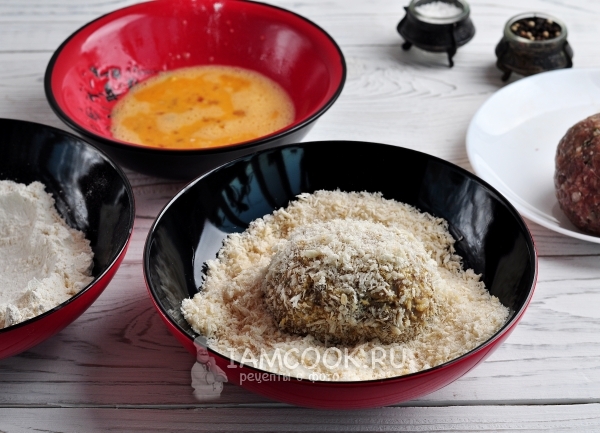 Обвалять котлету в сухарях